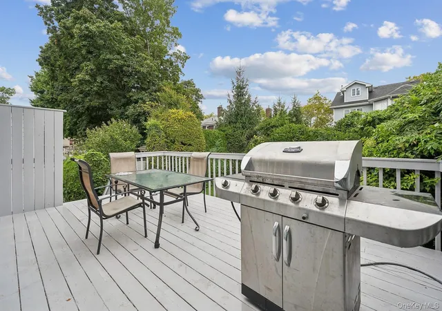 Listing Photo 5 - Condo for sale in building located at 41 Margaretta Ct, New York, NY 10314