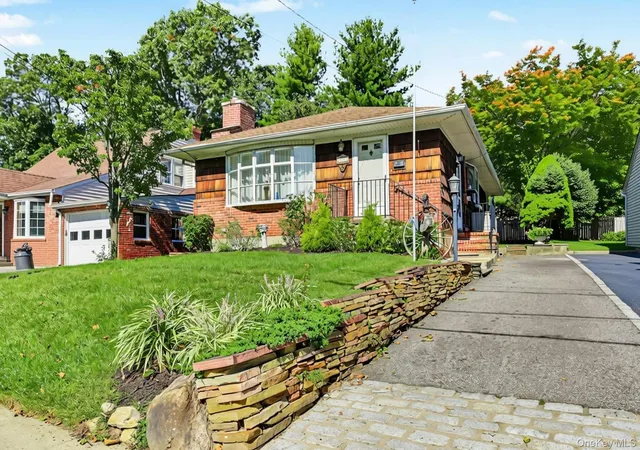 Photo 3 of Single family home for sale at 112 North St, Locust Valley, NY 11560 | MLS# 1054854 | Listing updated on 2026-10-11