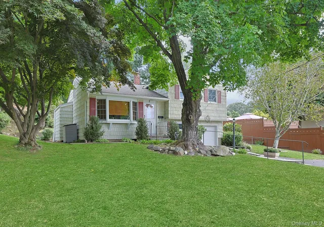 Photo 3 of Single family home for sale at 5 Seward Ct, Cortlandt, NY 10548 | MLS# 1054912 | Listing updated on 2026-10-03
