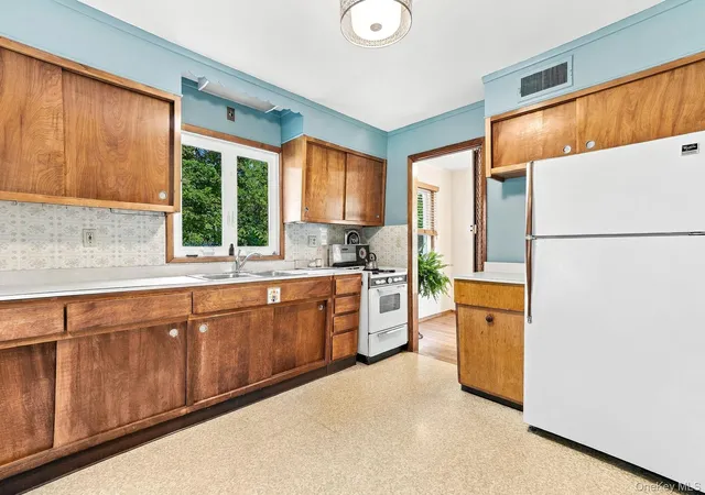 Photo 4 of Single family home for sale at 9 Glen Dr, Poughkeepsie (town), NY 12590 | MLS# 1054932 | Listing updated on 2026-10-07