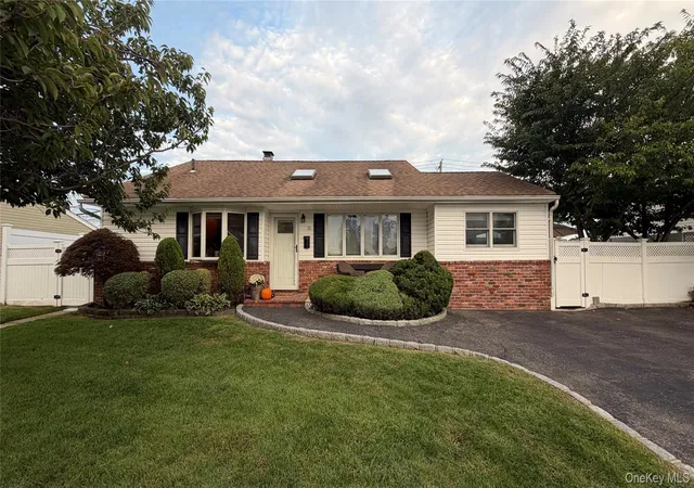 Photo 1 of Single family home for sale at 11 Lois Ln, Oyster Bay, NY 11735 | MLS# 1054937 | Listing updated on 2026-10-04