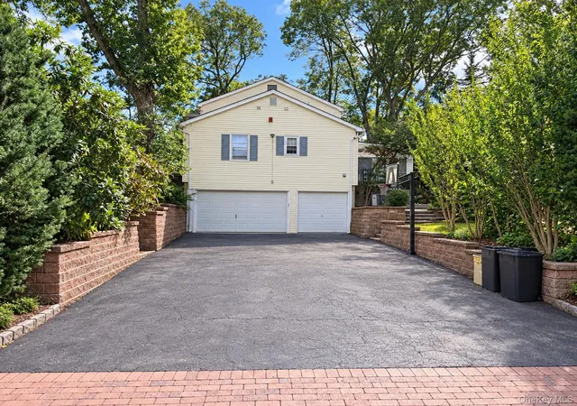 Photo 3 of Single family home for sale at 39 Orchard Ct, Oyster Bay, NY 11797 | MLS# 1054993 | Listing updated on 2026-10-01