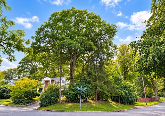 Photo 3 of Single family home for sale at 39 Orchard Ct, Oyster Bay, NY 11797 | MLS# 1054993 | Listing updated on 2026-10-01