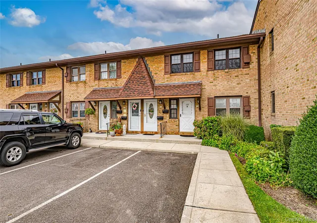 Photo 2 of Condo for sale at 337 Mariners Way #337, Babylon, NY 11726 | MLS# 1055034 | Listing updated on 2026-10-01
