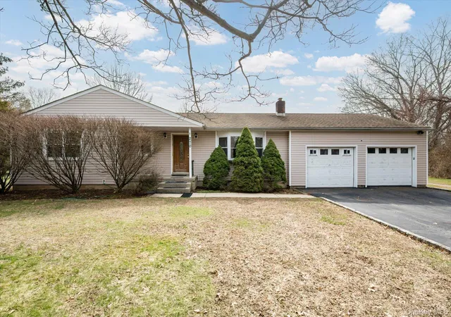 Photo 2 of Single family home for sale at 270 Old Commack Rd, Smithtown, NY 11754 | MLS# 1055060 | Listing updated on 2026-09-29