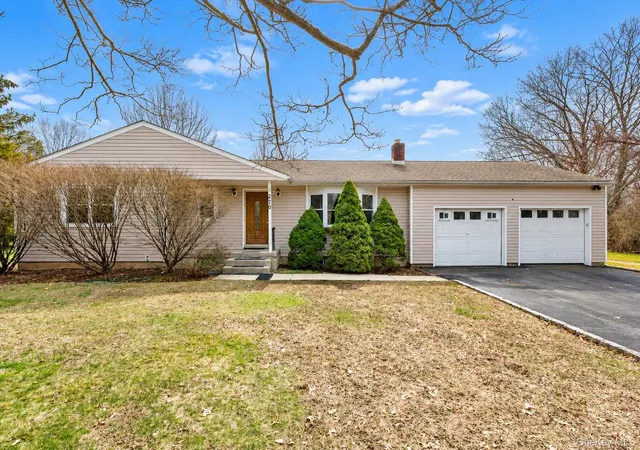 Photo 2 of Single family home for sale at 270 Old Commack Rd, Smithtown, NY 11754 | MLS# 1055060 | Listing updated on 2026-10-07
