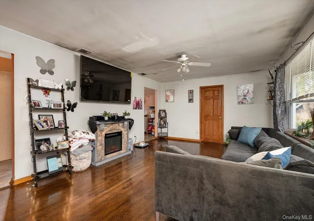 Photo 3 of Single family home for sale at 270 Old Commack Rd, Smithtown, NY 11754 | MLS# 1055060 | Listing updated on 2026-09-29
