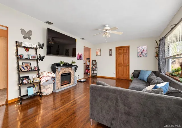 Photo 3 of Single family home for sale at 270 Old Commack Rd, Smithtown, NY 11754 | MLS# 1055060 | Listing updated on 2026-10-07