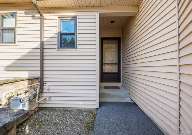 Photo 2 of Single family home for sale at 37 Hudson Watch Dr, Ossining, NY 10562 | MLS# 1055083 | Listing updated on 2026-10-08