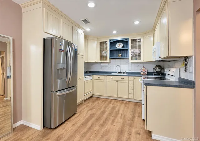 Photo 4 of Condo for sale at 810 Woodland Ct, Brookhaven, NY 11727 | MLS# 1055101 | Listing updated on 2026-09-29
