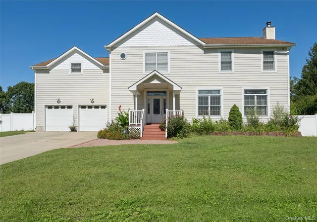 Single family home for sale at 471 Southport St, Islip, NY 11779 | MLS# 1055112