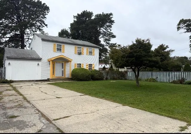 Photo 3 of Single family home for sale at 214 Calebs Path, Islip, NY 11717 | MLS# 1055114 | Listing updated on 2026-10-06
