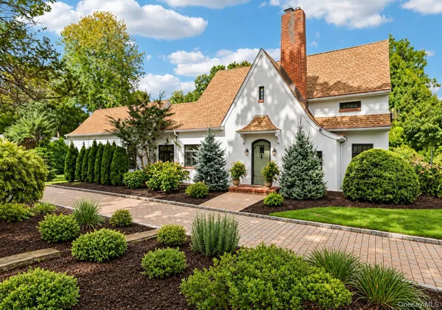 Photo 1 of Single family home for sale at 800 Washington Dr, Huntington, NY 11721 | MLS# 1055134 | Listing updated on 2026-10-01