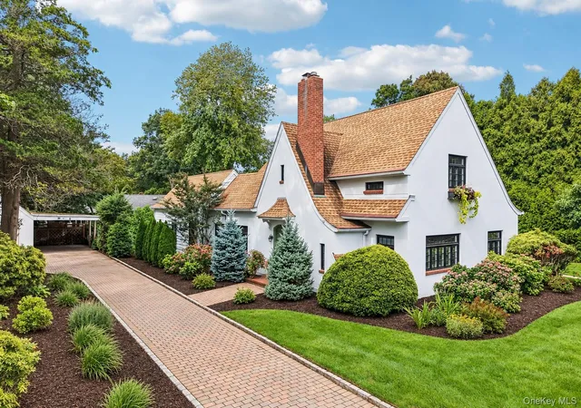 Photo 2 of Single family home for sale at 800 Washington Dr, Huntington, NY 11721 | MLS# 1055134 | Listing updated on 2026-10-01