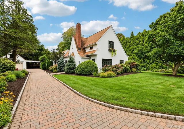Photo 3 of Single family home for sale at 800 Washington Dr, Huntington, NY 11721 | MLS# 1055134 | Listing updated on 2026-10-01