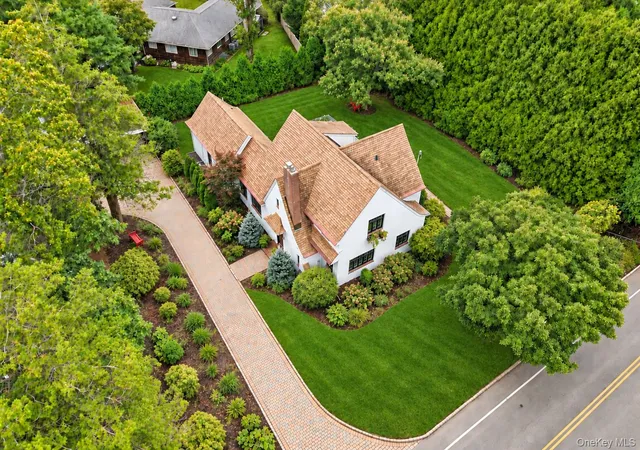 Photo 3 of Single family home for sale at 800 Washington Dr, Huntington, NY 11721 | MLS# 1055134 | Listing updated on 2026-10-01