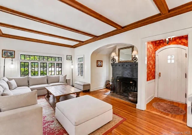 Photo 4 of Single family home for sale at 800 Washington Dr, Huntington, NY 11721 | MLS# 1055134 | Listing updated on 2026-10-01