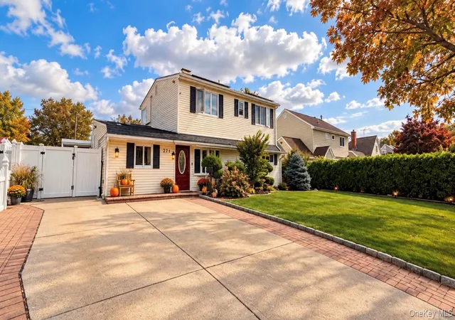 Photo 1 of Single family home for sale at 271 Twin Ln E, Hempstead, NY 11793 | MLS# 1055184 | Listing updated on 2026-10-03
