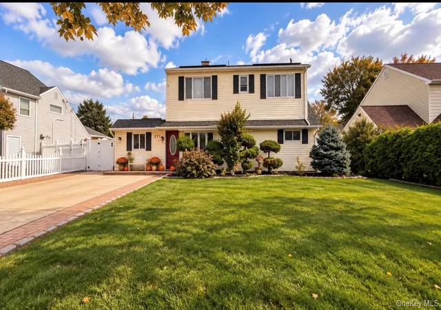 Photo 2 of Single family home for sale at 271 Twin Ln E, Hempstead, NY 11793 | MLS# 1055184 | Listing updated on 2026-10-03