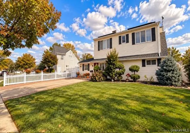 Photo 3 of Single family home for sale at 271 Twin Ln E, Hempstead, NY 11793 | MLS# 1055184 | Listing updated on 2026-10-03