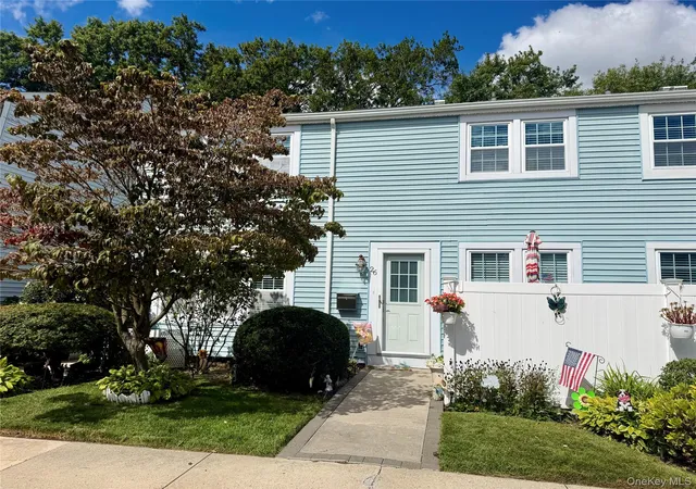 Photo 2 of Condo for sale at 26 Whalers Cvs, Babylon, NY 11702 | MLS# 1055188 | Listing updated on 2026-09-25