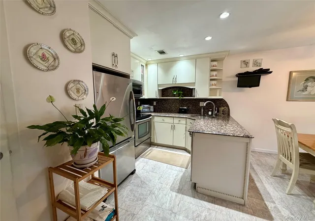 Listing Photo 5 - Condo for sale in building located at 26 Whalers Cvs, Babylon, NY 11702