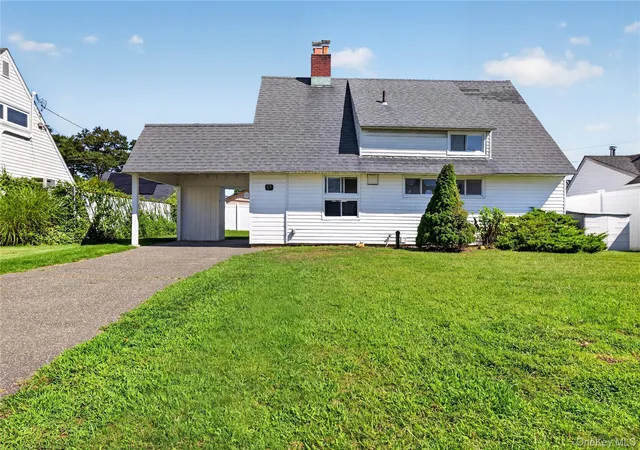 Photo 1 of Single family home for sale at 17 Berry Ln, Oyster Bay, NY 11801 | MLS# 1055192 | Listing updated on 2026-09-25