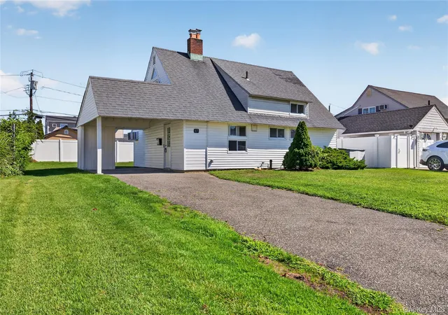 Photo 2 of Single family home for sale at 17 Berry Ln, Oyster Bay, NY 11801 | MLS# 1055192 | Listing updated on 2026-09-25