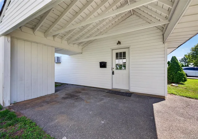 Photo 3 of Single family home for sale at 17 Berry Ln, Oyster Bay, NY 11801 | MLS# 1055192 | Listing updated on 2026-09-25