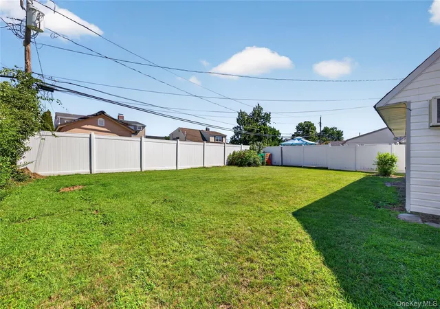 Photo 4 of Single family home for sale at 17 Berry Ln, Oyster Bay, NY 11801 | MLS# 1055192 | Listing updated on 2026-09-25