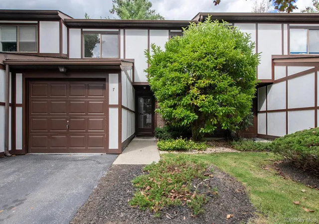 Photo 3 of Condo for sale at 7 Topaz Run, Poughkeepsie (town), NY 12603 | MLS# 1055208 | Listing updated on 2026-10-09