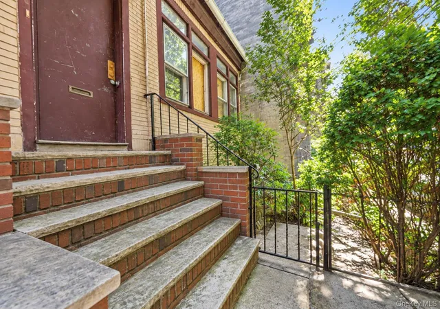 Photo 2 of Single family home for sale at 2140 Mapes Ave, New York, NY 10460 | MLS# 1055212 | Listing updated on 2026-10-02