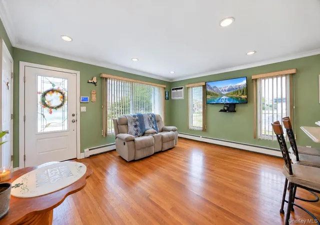 Photo 4 of Single family home for sale at 226 N Walnut St, Oyster Bay, NY 11758 | MLS# 1055290 | Listing updated on 2026-10-08