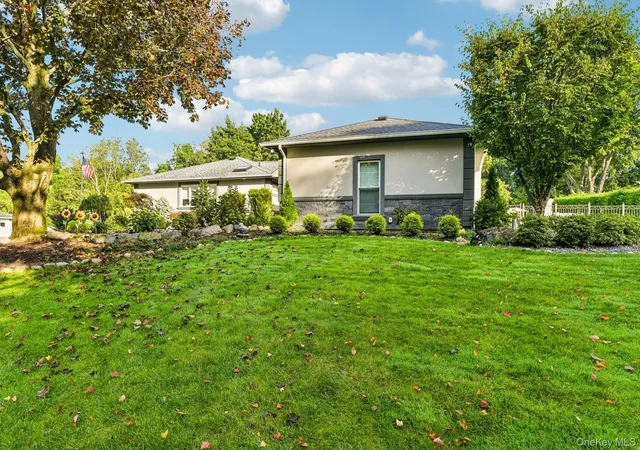 Photo 3 of Single family home for sale at 5 Corwin Ct, Dix Hills, NY 11746 | MLS# 1055308 | Listing updated on 2026-10-08