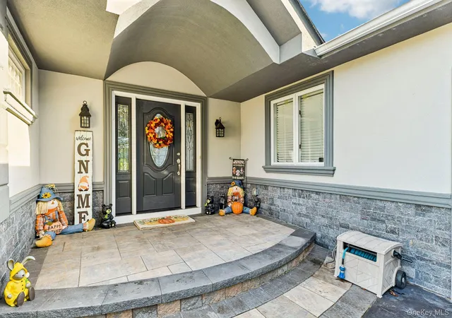 Photo 3 of Single family home for sale at 5 Corwin Ct, Dix Hills, NY 11746 | MLS# 1055308 | Listing updated on 2026-10-08