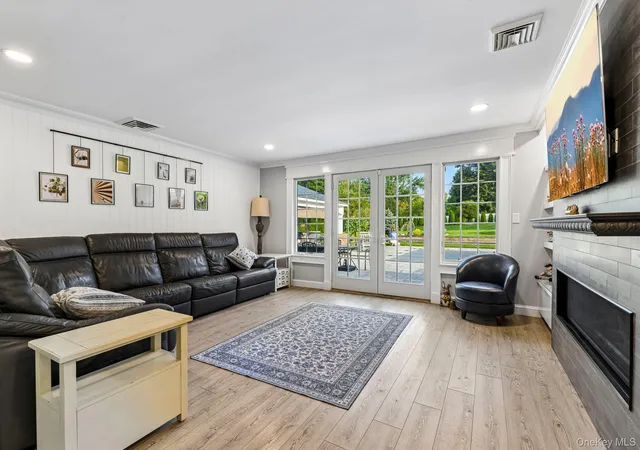 Photo 4 of Single family home for sale at 5 Corwin Ct, Dix Hills, NY 11746 | MLS# 1055308 | Listing updated on 2026-10-08