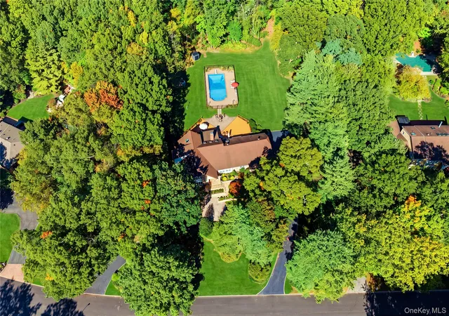 Photo 3 of Single family home for sale at 14 Sherwood Gate, Oyster Bay, NY 11771 | MLS# 1055322 | Listing updated on 2026-10-08
