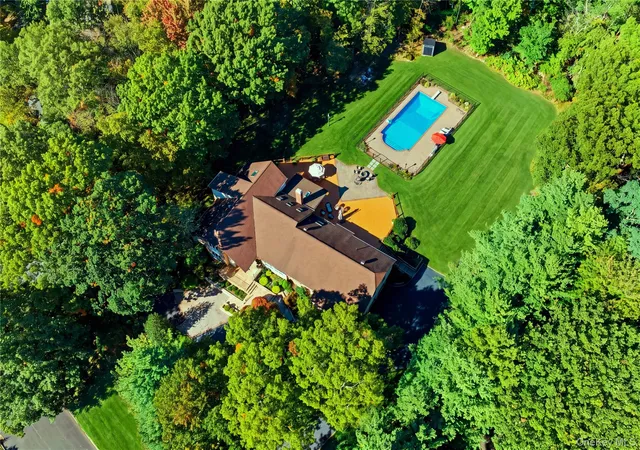 Photo 4 of Single family home for sale at 14 Sherwood Gate, Oyster Bay, NY 11771 | MLS# 1055322 | Listing updated on 2026-10-08