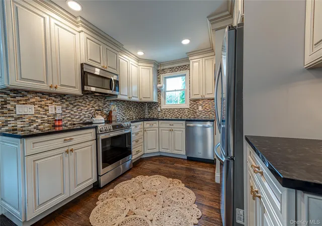 Photo 4 of Single family home for sale at 10 Laurel Rd, Smithtown, NY 11754 | MLS# 1055398 | Listing updated on 2026-10-01