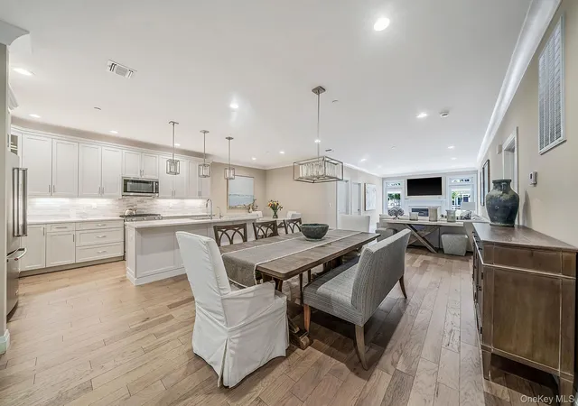 Listing Photo 4 - Condo for sale in building located at 52102 Beech Tree Ln, Oyster Bay, NY 11803