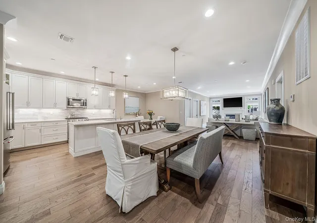 Listing Photo 5 - Condo for sale in building located at 52102 Beech Tree Ln, Oyster Bay, NY 11803