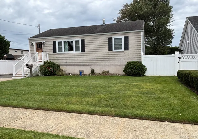 Photo 2 of Single family home for sale at 120 Lincoln Pl, Oyster Bay, NY 11758 | MLS# 1055513 | Listing updated on 2026-10-03