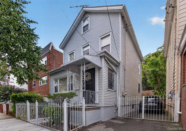Single family home for sale at 2518 Glebe Ave, New York, NY 10461 | MLS# 1055590