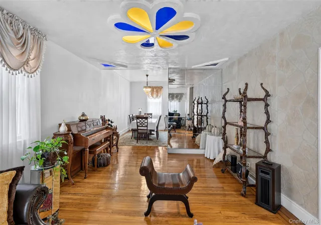 Photo 3 of Single family home for sale at 2518 Glebe Ave, New York, NY 10461 | MLS# 1055590 | Listing updated on 2026-09-27