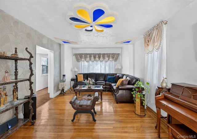 Photo 4 of Single family home for sale at 2518 Glebe Ave, New York, NY 10461 | MLS# 1055590 | Listing updated on 2026-09-27