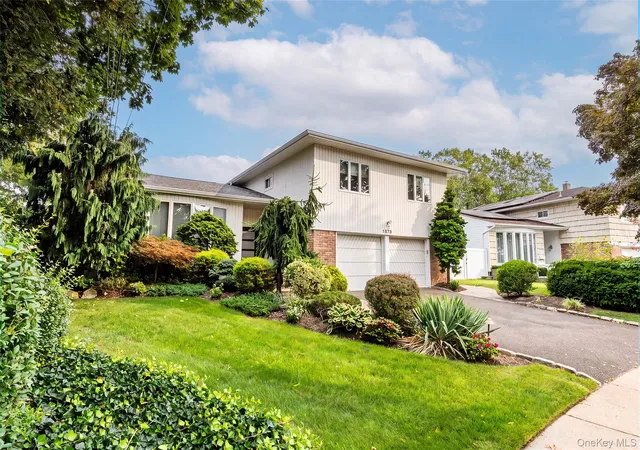 Photo 2 of Sale Pending at 1875 Julian Ln, Hempstead, NY 11566 | MLS# 1055630 | Listing updated on 2026-10-08