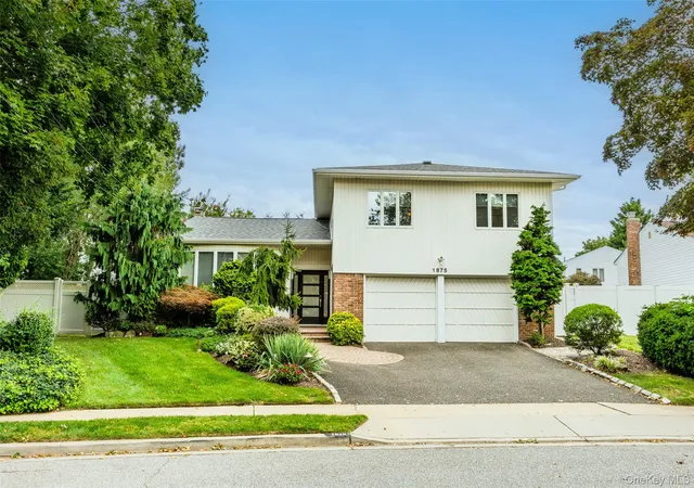 Photo 3 of Sale Pending at 1875 Julian Ln, Hempstead, NY 11566 | MLS# 1055630 | Listing updated on 2026-10-08