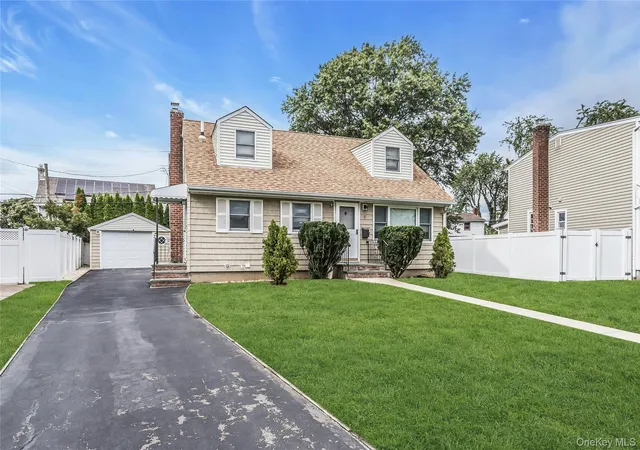 Photo 2 of Single family home for sale at 5 Plover Ln, Oyster Bay, NY 11801 | MLS# 1055640 | Listing updated on 2026-10-03