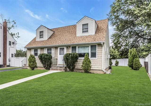 Photo 3 of Single family home for sale at 5 Plover Ln, Oyster Bay, NY 11801 | MLS# 1055640 | Listing updated on 2026-10-03