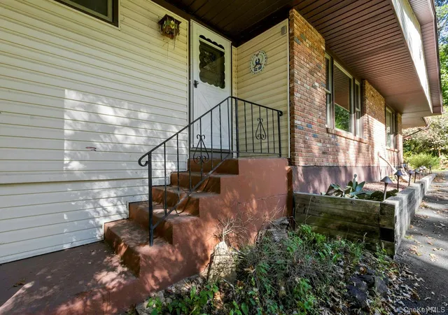 Photo 3 of Single family home for sale at 61 Rolling Ridge Rd, Clarkstown, NY 10956 | MLS# 1055668 | Listing updated on 2026-10-10